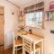 Romantic Shepherds Hut, Devon with outside bath - 克雷迪顿