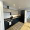 Square Flat - En-Suites - Luxury - 6 Guests - 阿宾登