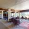 Royal Queen Suite Pool-Spa Ski-in out Gym, Sauna, Laundry, BBQ - بريان هيد