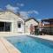 Maison Familiale avec Piscine Privée et Grand Jardin - FR-1-653-266