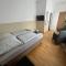 Zimmer für 2 Personen-Bad-Kühlschrank-TV-11