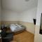 Zimmer für 2 Personen-Bad-Kühlschrank-TV-11