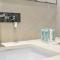 Canal View 1BR w Spa, Sauna, Pool & Gym