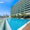 HiGuests - Premier Beachfront Stylish 2BR Apt Plus Maid Room - Dubaj