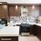 HiGuests - Premier Beachfront Stylish 2BR Apt Plus Maid Room - 迪拜