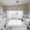Mesmerising 3BR Home Cinema Room Spa Bath