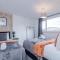 NEW! 3-Bed House in Manchester by 53 Degrees Property, Ideal for Long-Term Business & Contractor Stays, Sleeps 9! - 斯塔利桥