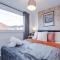 NEW! 3-Bed House in Manchester by 53 Degrees Property, Ideal for Long-Term Business & Contractor Stays, Sleeps 9! - 斯塔利桥