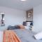NEW! 3-Bed House in Manchester by 53 Degrees Property, Ideal for Long-Term Business & Contractor Stays, Sleeps 9! - 斯塔利桥