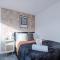 NEW! 3-Bed House in Manchester by 53 Degrees Property, Ideal for Long-Term Business & Contractor Stays, Sleeps 9! - 斯塔利桥