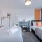 NEW! 3-Bed House in Manchester by 53 Degrees Property, Ideal for Long-Term Business & Contractor Stays, Sleeps 9! - 斯塔利桥