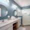 Modern 5BD, 4BA pool home in a golf resort community of Providence - 达文波特