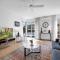 Stylish Beachside Unit with Parking, Gym & Pool - ملبورن