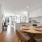 Stylish Beachside Unit with Parking, Gym & Pool - ملبورن