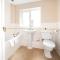 Space Apartments - 5 Bed Detached House inc Parking, Fast WiFi Speeds - Great Horkesley