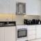 Lux Studio Apt in Damac Hills - Dubaj