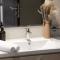Lux Studio Apt in Damac Hills - Dubaj