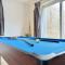 Spacious 6 Bedroom Home with Pool Table - Free Driveway Parking - 12 beds and 3 Bathrooms - Rustic Cottage Features - Teversall