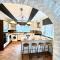 Spacious 6 Bedroom Home with Pool Table - Free Driveway Parking - 12 beds and 3 Bathrooms - Rustic Cottage Features - Teversall