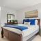 The Lone Traveller with Heated Community Pool & Spa