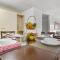 The Lone Traveller with Heated Community Pool & Spa