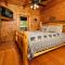 Spacious 2BR Hot Tub Pool Table FREE Attraction Tickets - Gatlinburg