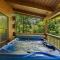Cute and Cozy 2BR HOT TUB FREE Attraction Tickets