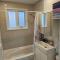 Spacious bright Apt,Parking and self check-in - Longueuil