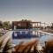 Sea Breeze Santorini Beach Resort, Curio By Hilton - 佩里沃罗