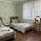 Spacious Yellow Villa with garden - up to 8 guests