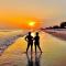 Lets Get You Laguna Beachin in this Brand New Cottage Steps to the Beach - بنما سيتي بيتش