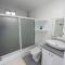 Amiah's Residence - Spacious two bedroom apartment in St George - 圣乔治