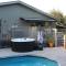Westhaven Walk to Beach Shop Pool Spa Open Fire