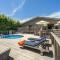 Westhaven Walk to Beach Shop Pool Spa Open Fire