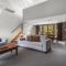 *** LAKE VILLA 460 ***