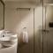Sea Breeze Santorini Beach Resort, Curio By Hilton - 佩里沃罗