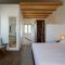 Sea Breeze Santorini Beach Resort, Curio By Hilton - 佩里沃罗