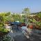 Guestrooms, rooftop with garden, spacious living room, character and fireplace - Prága