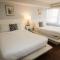 Alexander 1209 Beachfront condo with 2 pools , beach access, sauna, stores