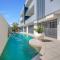 Coastal 2-Bed with Parking & Pool by the Ocean - Кэрнс