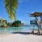Coastal 2-Bed with Parking & Pool by the Ocean - Кэрнс