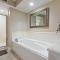 Fun 2 bed/2 bath condo with pool on Biloxi Beach