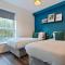 Stylish City Centre Apartment with Free Parking, Fast W-fi, Smart TV and Balcony by Yoko Property