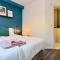 Stylish City Centre Apartment with Free Parking, Fast W-fi, Smart TV and Balcony by Yoko Property