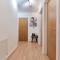 Stylish City Centre Apartment with Free Parking, Fast W-fi, Smart TV and Balcony by Yoko Property