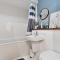 Stylish City Centre Apartment with Free Parking, Fast W-fi, Smart TV and Balcony by Yoko Property