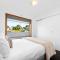 The Residential Retreat-Sleeps 15-Close to Shops