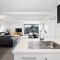 The Residential Retreat-Sleeps 15-Close to Shops