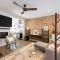 Charming 2BR Townhouse with Patio & Parking in DC - 华盛顿