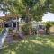 Marilyns - Budget family friendly, walk to beach